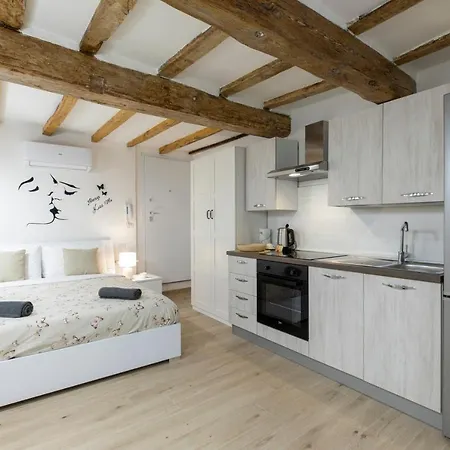 Luxury In The Center I Private Patio & Kitchen Apartment