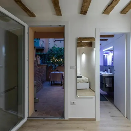 Apartment Luxury In The Center I Private Patio & Kitchen Bologna